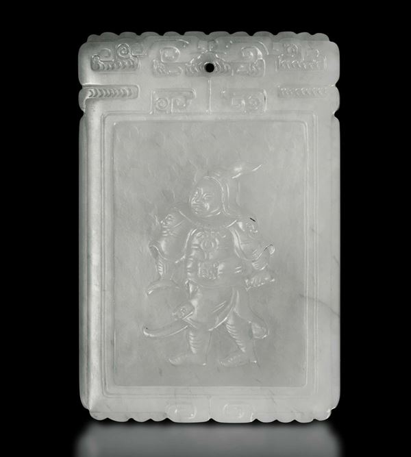Raro piccolo pendente finemente scolpito in giada bianca con figure di guerrieri, Cina, Dinastia Qing, epoca Qianlong (1736-1796)