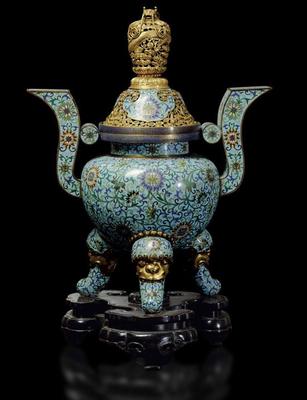 Grande incensiere tripode a smalti con decoro di fiori di loto su fondo azzurro e coperchio in bronzo dorato lavorato a traforo con drago tra le nuvole, Cina, Dinastia Qing, epoca Jiaqing (1796-1820)
