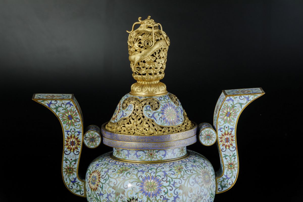 Grande Incensiere Tripode a Smalti con Decoro di Fiori di Loto su Fondo Azzurro e Coperchio in Br...
