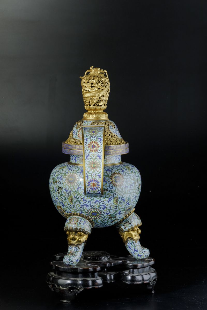 Grande Incensiere Tripode a Smalti con Decoro di Fiori di Loto su Fondo Azzurro e Coperchio in Br...