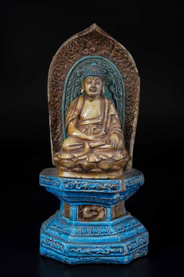 Figura di Buddha seduto entro aura in grès smaltato sui toni dell'azzurro e dell'ocra, Cina, Dinastia Qing,XIX secolo
