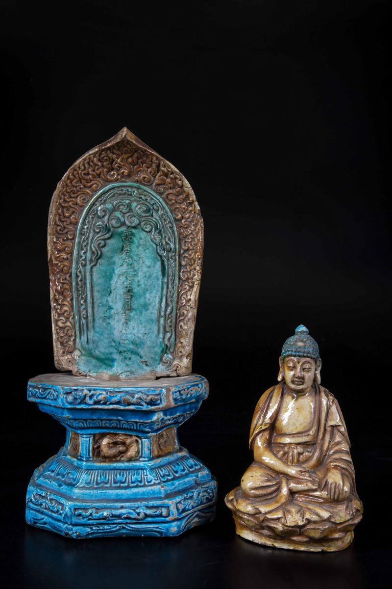 Figura di Buddha Seduto Entro Aura in Grès Smaltato sui Toni Dell'azzurro e Dell'ocra, Cina, Dina...