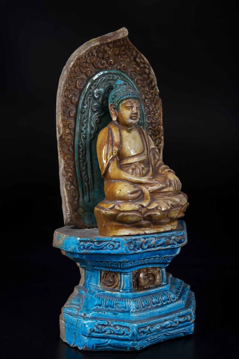 Figura di Buddha Seduto Entro Aura in Grès Smaltato sui Toni Dell'azzurro e Dell'ocra, Cina, Dina...