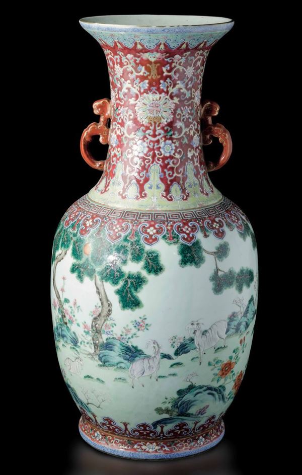 Grande vaso in porcellana Famiglia Rosa con anse sagomate, simboli taoisti e caprette al pascolo entro paesaggio, Cina, Dinastia Qing, epoca Daoguang (1821-1850)