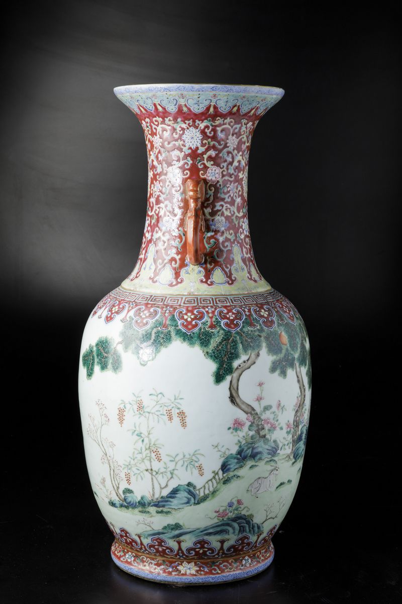Grande Vaso in Porcellana Famiglia Rosa con Anse Sagomate, Simboli Taoisti e Caprette al Pascolo ...