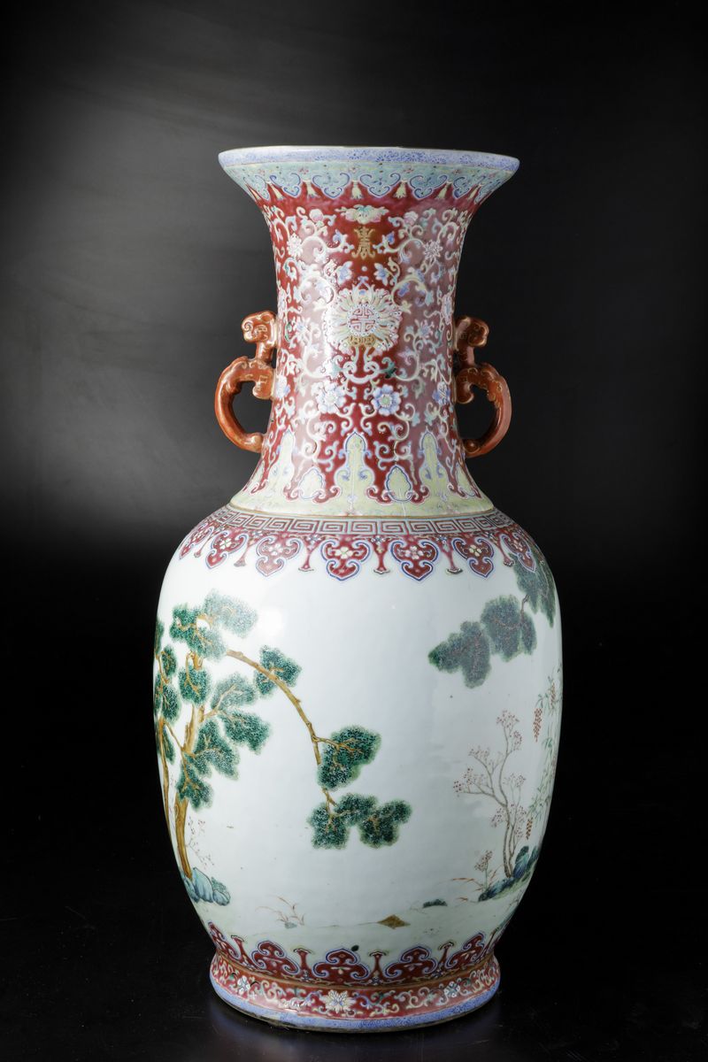 Grande Vaso in Porcellana Famiglia Rosa con Anse Sagomate, Simboli Taoisti e Caprette al Pascolo ...