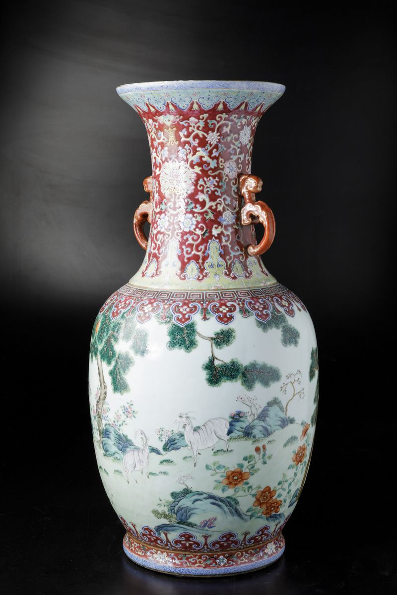 Grande Vaso in Porcellana Famiglia Rosa con Anse Sagomate, Simboli Taoisti e Caprette al Pascolo ...