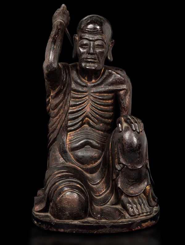 Grande figura di saggio in legno intagliato e laccato con tracce di doratura, Cina, Dinastia Qing, XVIII secolo