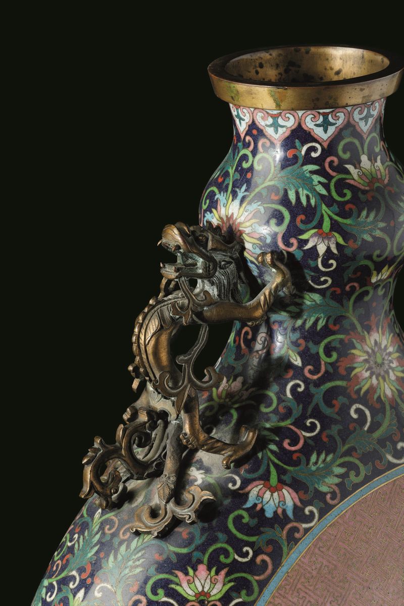 Grande Fiasca a Smalti Cloisonnè con Soggetti Naturalisti Entro Riserve Centrali, Decori Floreali...