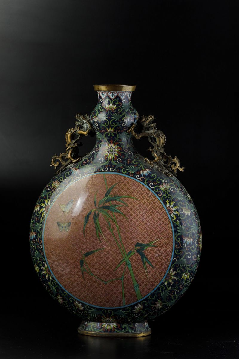 Grande Fiasca a Smalti Cloisonnè con Soggetti Naturalisti Entro Riserve Centrali, Decori Floreali...