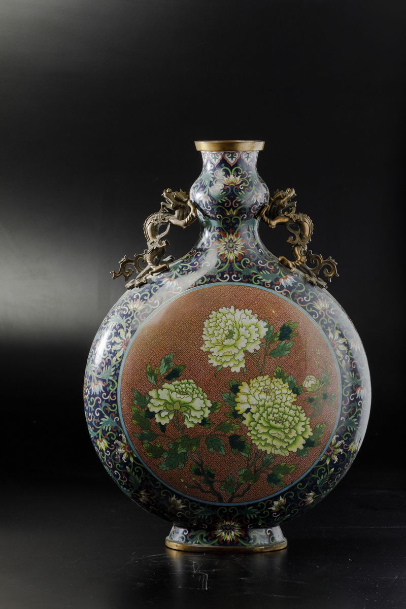 Grande Fiasca a Smalti Cloisonnè con Soggetti Naturalisti Entro Riserve Centrali, Decori Floreali...