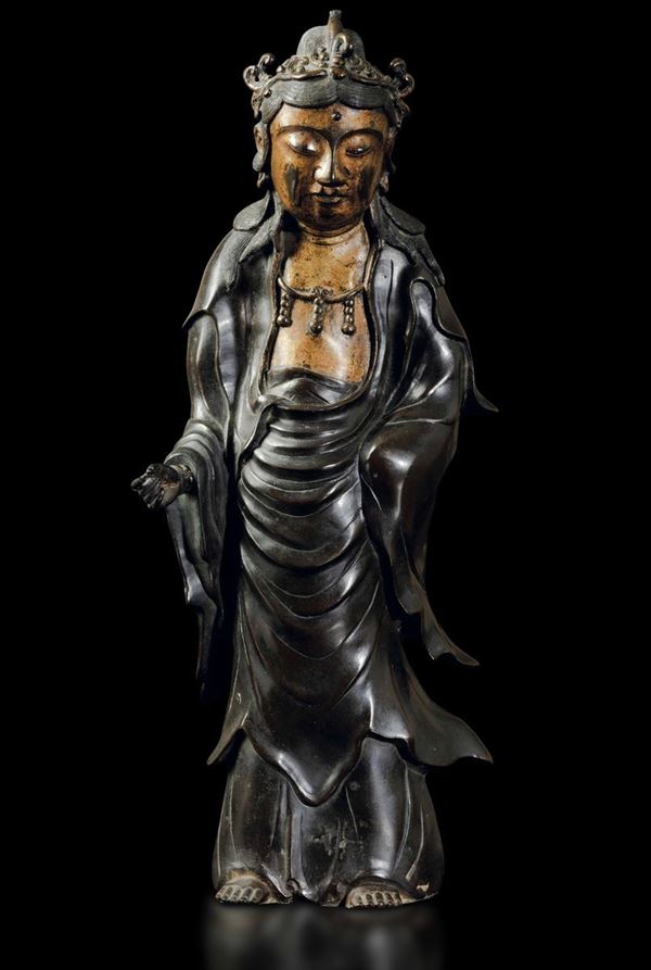 Rara figura di Guanyin con collana eretta in bronzo parzialmente dorato, Cina, Dinastia Ming, XVII secolo
