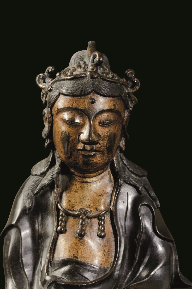 Rara Figura di Guanyin con Collana Eretta in Bronzo Parzialmente Dorato, Cina, Dinastia Ming, XVI...