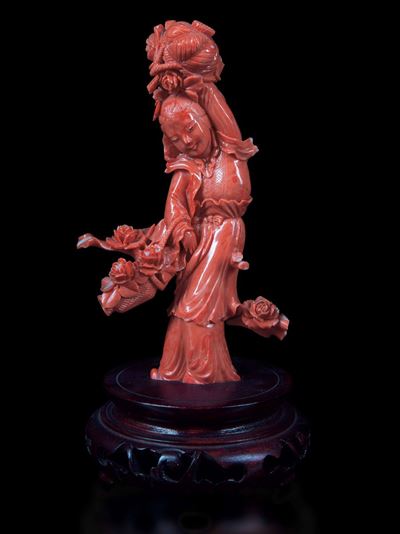 Figura di Fanciulla con Cesti Colmi di Fiori Scolpita in Corallo, Cina, Inizi XX Secolo