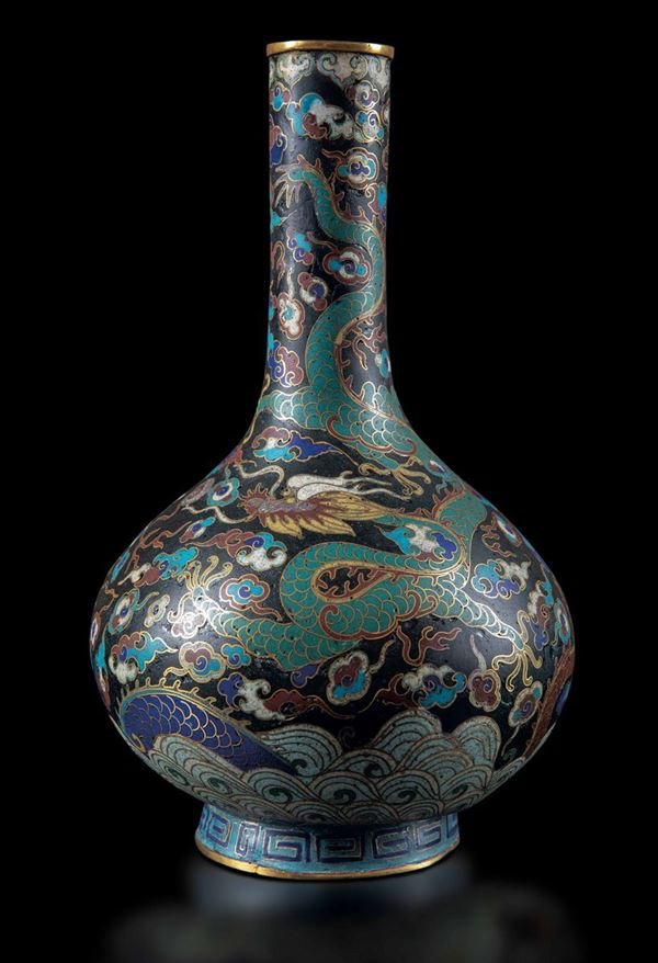 Raro vaso a bottiglia in smalti cloisonnè con decoro di  draghi tra le nuvole su fondo nero, Cina, Dinastia Qing, epoca Qianlong (1736-1796)