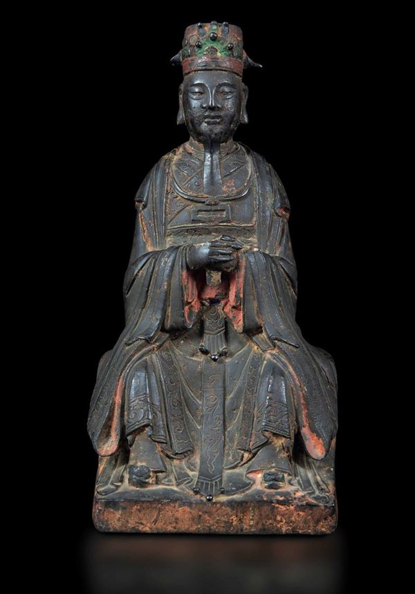 Figura di dignitario seduto in bronzo con tracce di policromia, Cina, Dinastia Ming, XVII secolo