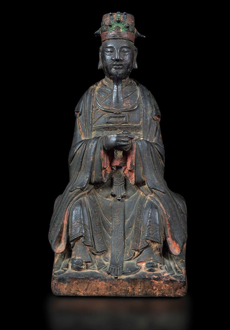 Figura di dignitario seduto in bronzo con tracce di policromia, Cina, Dinastia Ming, XVII secolo  - Asta Fine Chinese Works of Art - Cambi Casa d'Aste