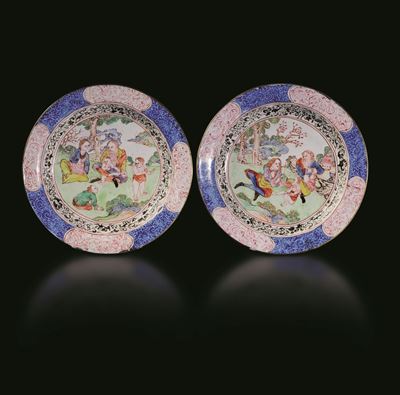 Coppia di Piccoli Piatti in Smalto con Scene di Gusto Europeo e Decori Floreali da un Disegno di ...