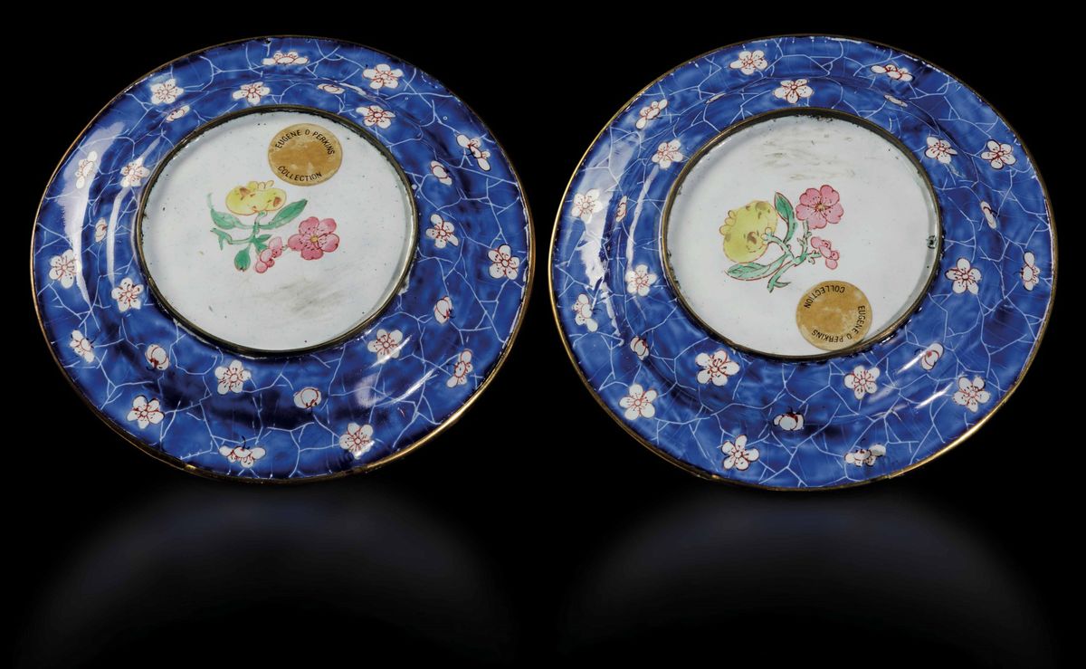 Coppia di Piccoli Piatti in Smalto con Scene di Gusto Europeo e Decori Floreali da un Disegno di ...