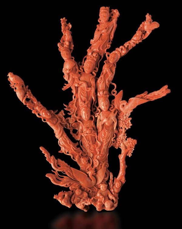 Grande e importante ramo finemente scolpito in corallo con figure femminili, fanciulli e fenici tra rami in fiore, Cina, inizio XX secolo