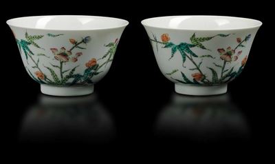 Coppia di Piccole Ciotole in Porcellana con Decori Floreali, Cina, Dinastia Qing, Epoca Daoguang ...