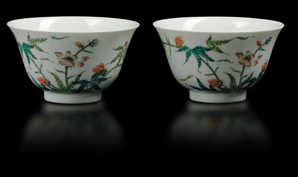 Coppia di piccole ciotole in porcellana con decori floreali, Cina, Dinastia Qing, epoca Daoguang (1821-1850)