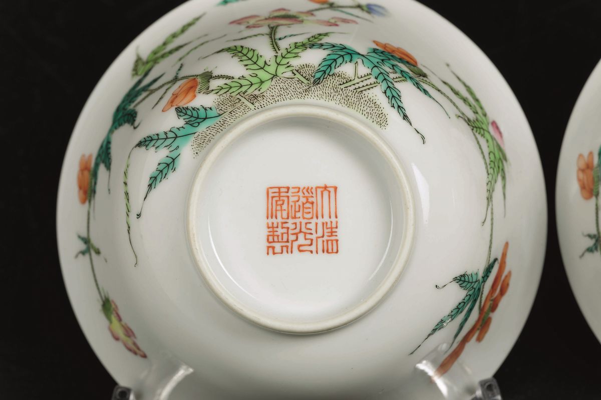 Coppia di Piccole Ciotole in Porcellana con Decori Floreali, Cina, Dinastia Qing, Epoca Daoguang ...
