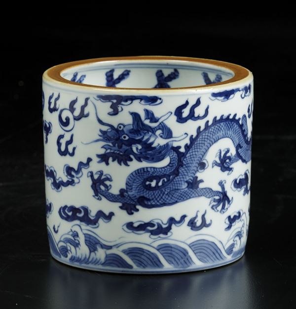 Sciaquapennelli in porcellana bianca e blu con decoro  di draghi tra le nuvole, Cina, Dinastia Qing, XIX secolo