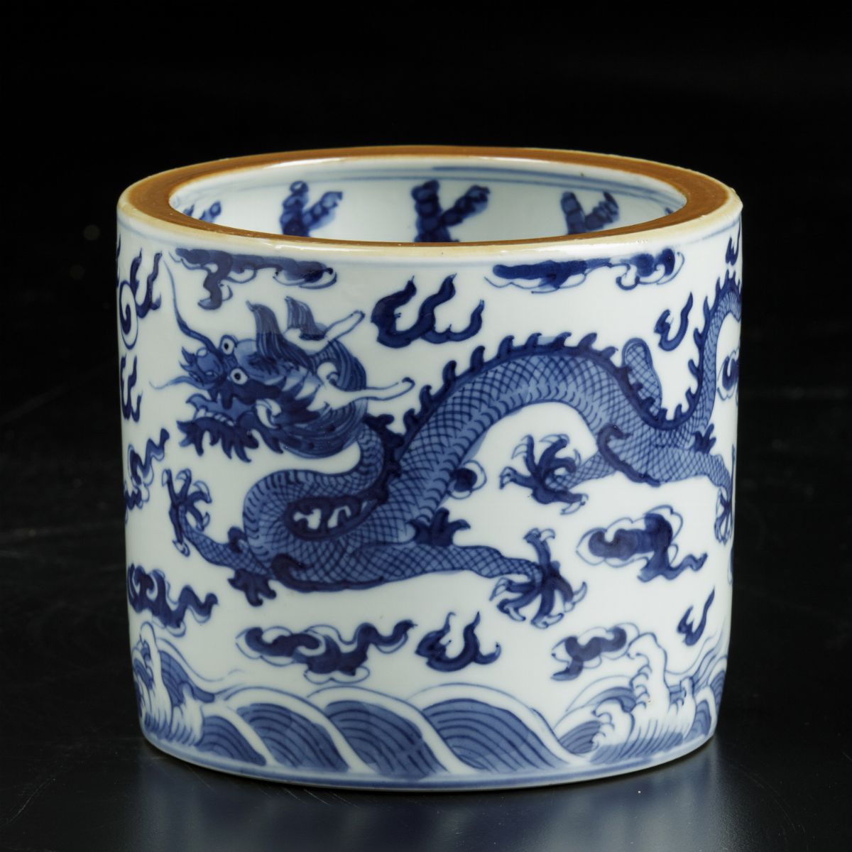 Sciaquapennelli in Porcellana Bianca e Blu con Decoro di Draghi tra le Nuvole, Cina, Dinastia Qin...