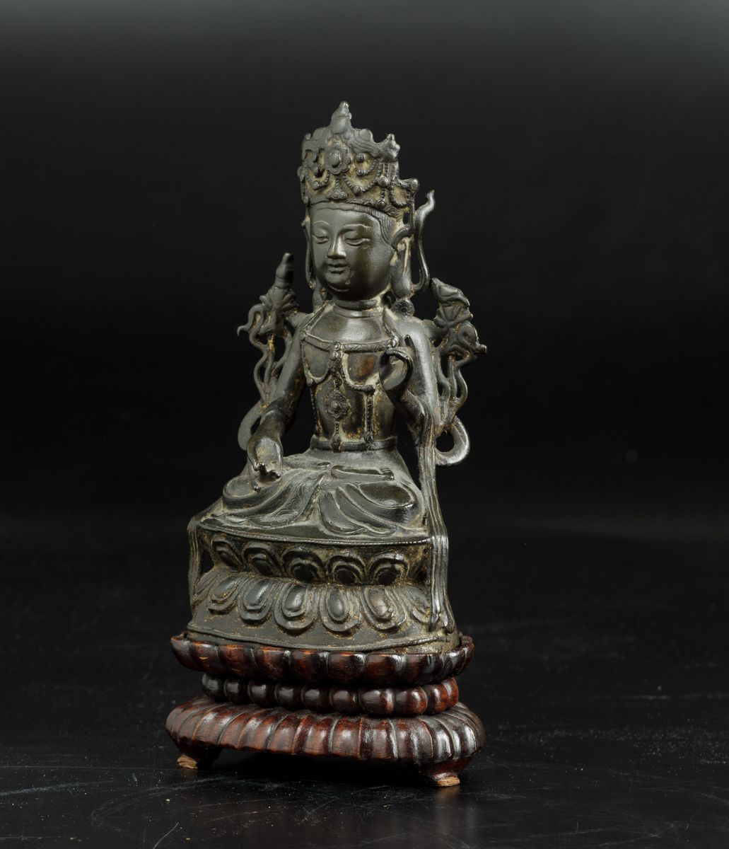 Figura di Buddha Incoronato Seduto su Doppio Fiore di Loto in Bronzo con Tracce di Doratura,cina,...