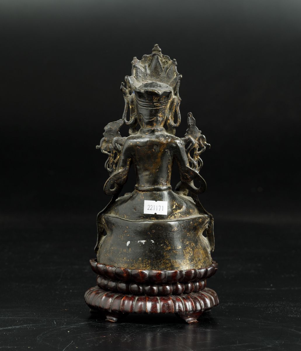 Figura di Buddha Incoronato Seduto su Doppio Fiore di Loto in Bronzo con Tracce di Doratura,cina,...