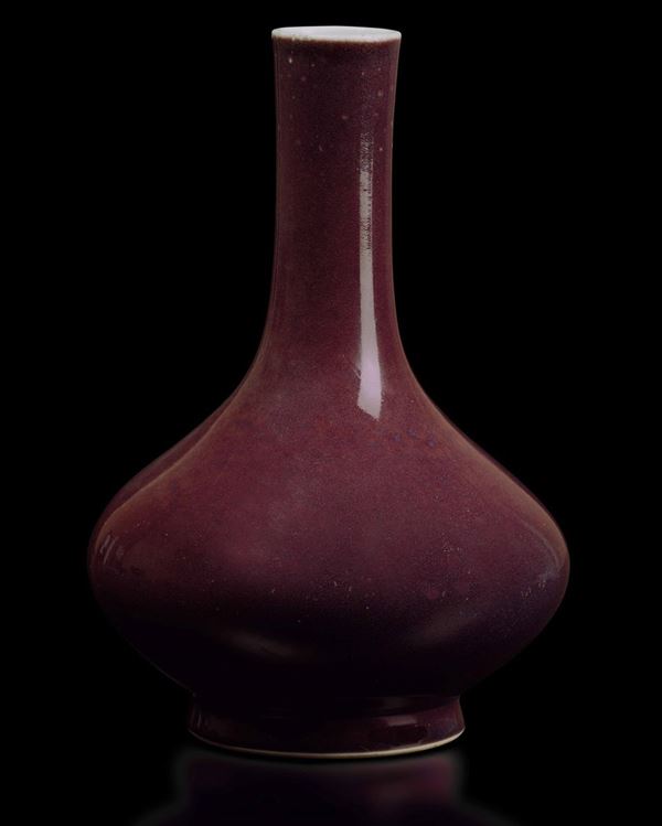 Vaso a bottiglia in porcellana monocroma sangue di bue, Cina, Dinastia Qing, marca e del periodo Qianlong (1736-1796)