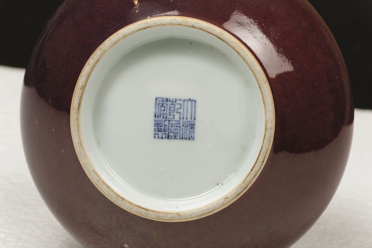 Vaso a Bottiglia in Porcellana Monocroma Sangue di Bue, Cina, Dinastia Qing, Marca e del Periodo ...