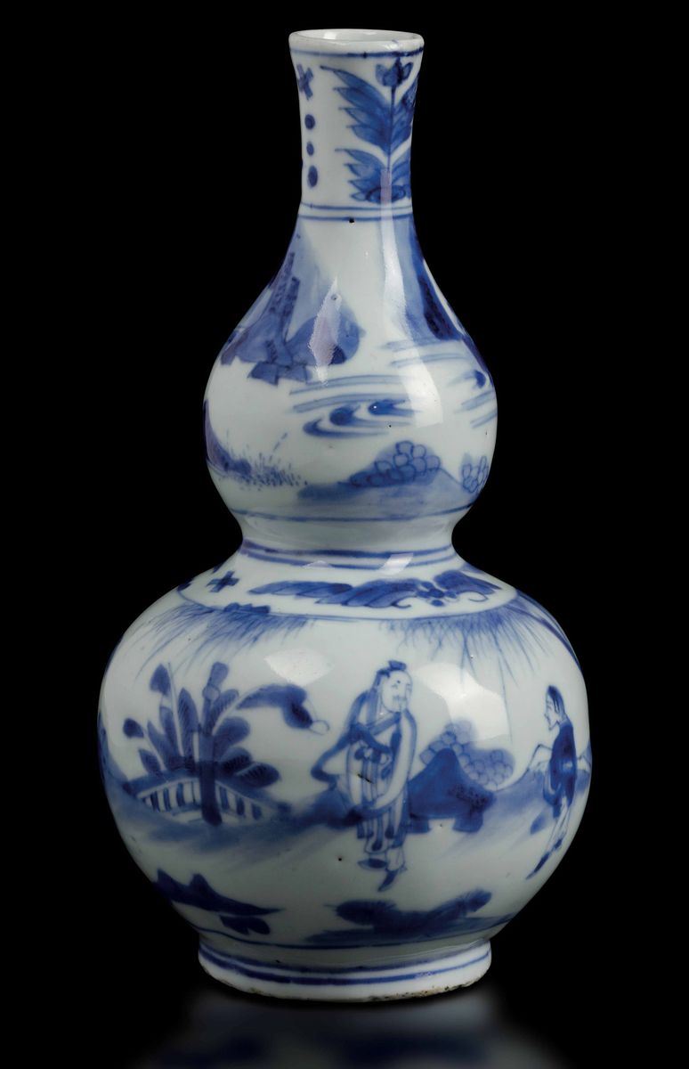 Vaso a doppia zucca in porcellana bianca e blu con scene di vita comune e decori vegetali, Cina, Dinastia Qing, epoca Shunzhi (1644-1661)  - Asta Fine Chinese Works of Art - Cambi Casa d'Aste