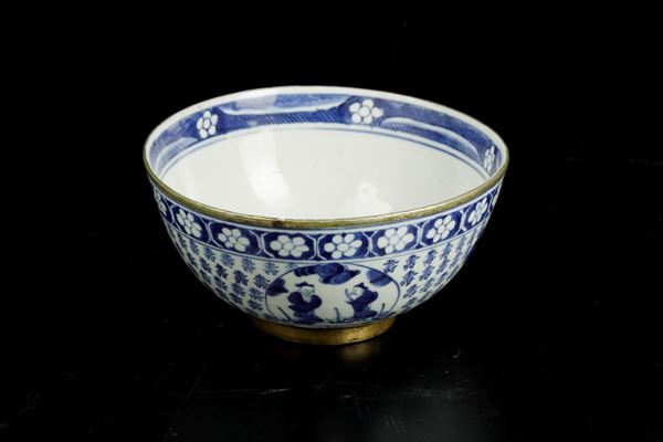 Ciotola in porcellana bianca e blu con figura di Shoulao centrale, figure entro riserve e ideogrammi,  Cina, Dinastia Qing, XIX secolo