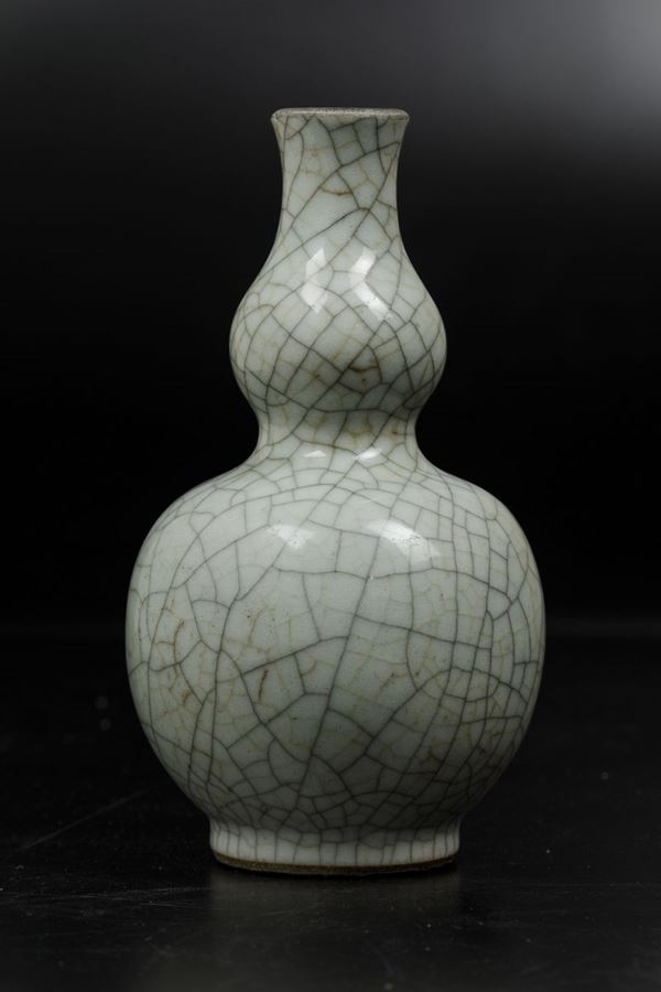 A Guan porcelain vase, China, Qing Dynasty