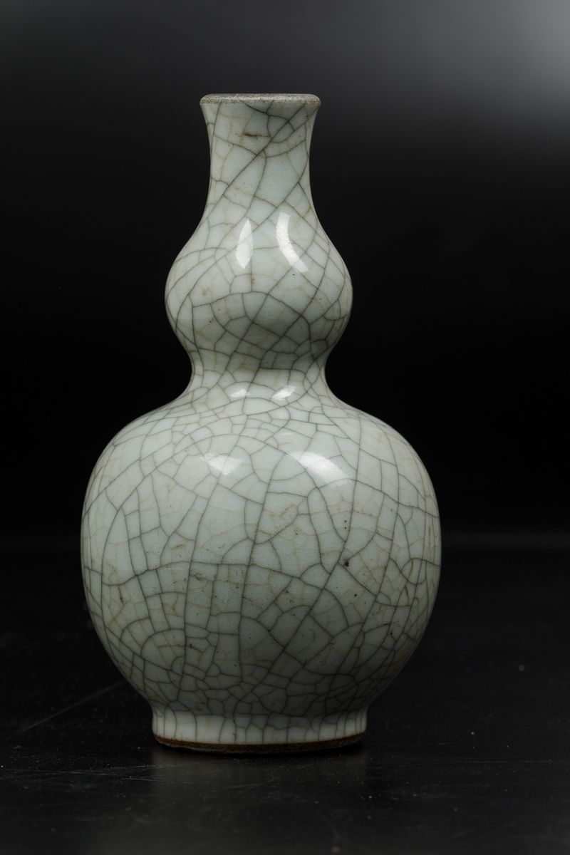 Piccolo Vaso a Doppia Zucca in Porcellana Guan, Cina, Dinastia Qing, XIX Secolo