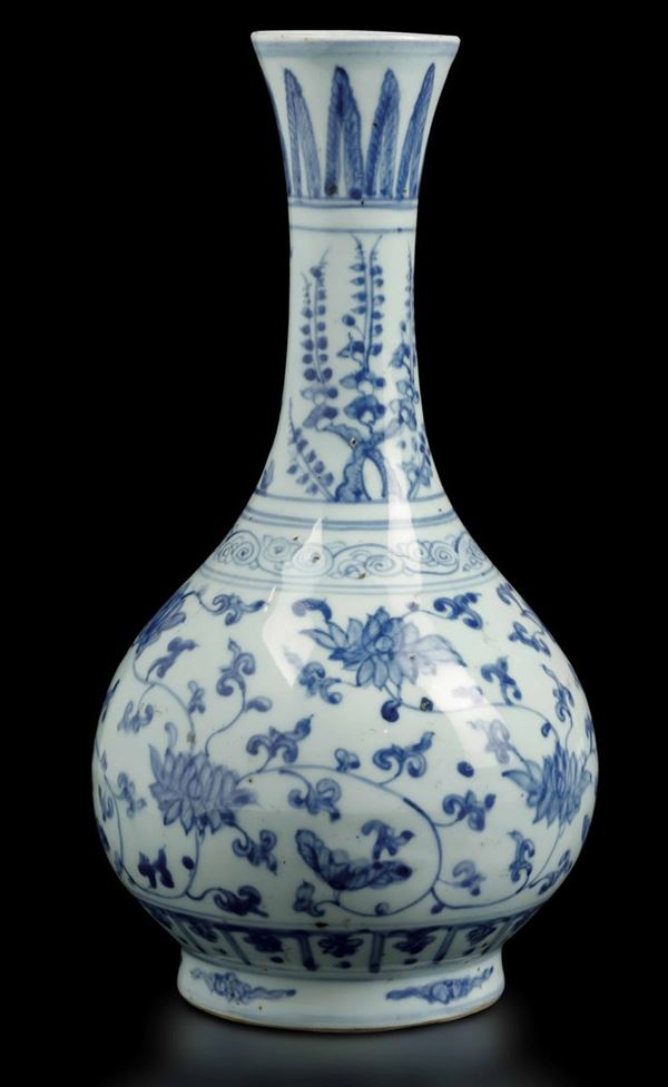 Vaso a bottiglia in porcellana bianca e blu con decori floreali, Cina, Dinastia Qing, epoca Shunzhi (1644-1661)