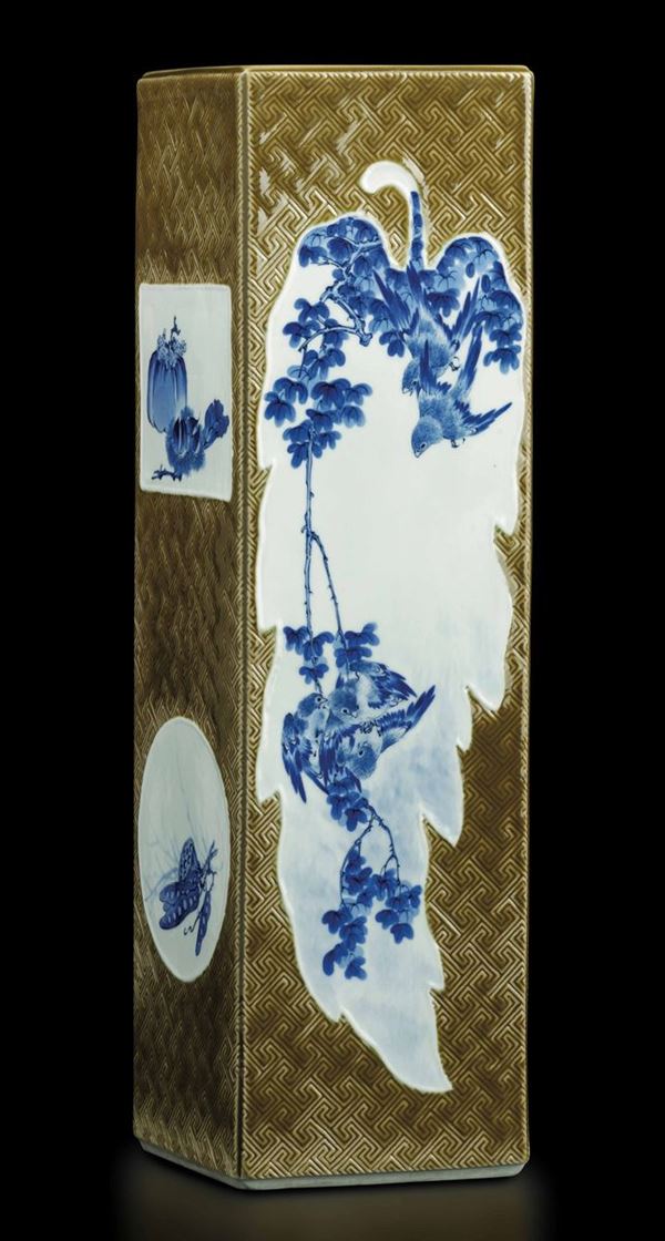 Vaso a pianta quadrata in porcellana a smalti con soggetti naturalisti sui toni del bianco e del blu entro riserve, Giappone, Hirado, XIX secolo