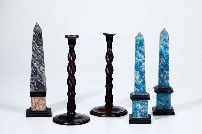 Insieme di tre obelischi e due candelieri in legno dipinto  - Asta Scultura e Oggetti d'Arte | Cambi Time - Cambi Casa d'Aste