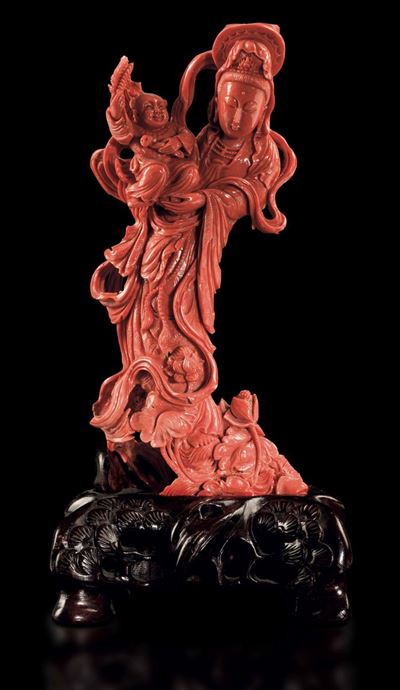 Importante Figura di Guanyin con Bambino Scolpita in Corallo, Cina, Inizi XX Secolo