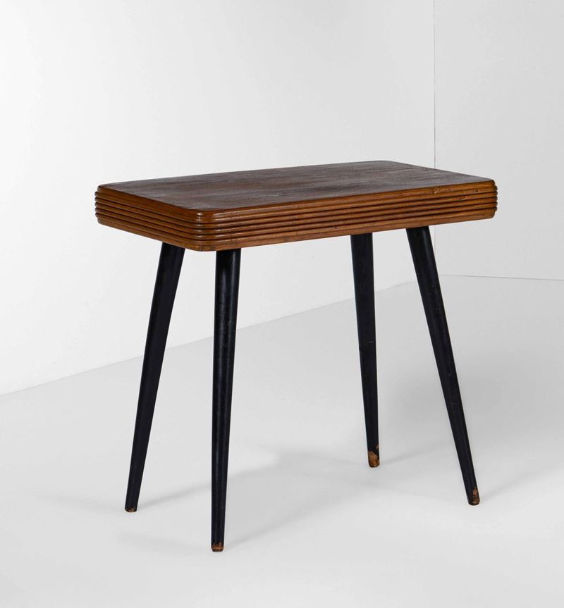 Tavolo di servizio con sostegni e piano in legno.  - Auction Design - Cambi Casa d'Aste