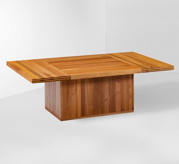 Tavolo basso con vano bar contenitore con struttura e piano in legno di diverse essenze.