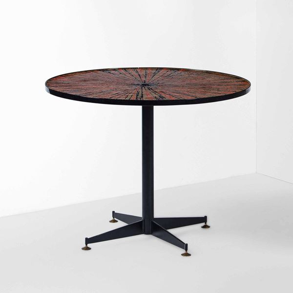 Tavolo rotondo con struttura in metallo laccato, piano in rame smaltato e particolari in ottone.