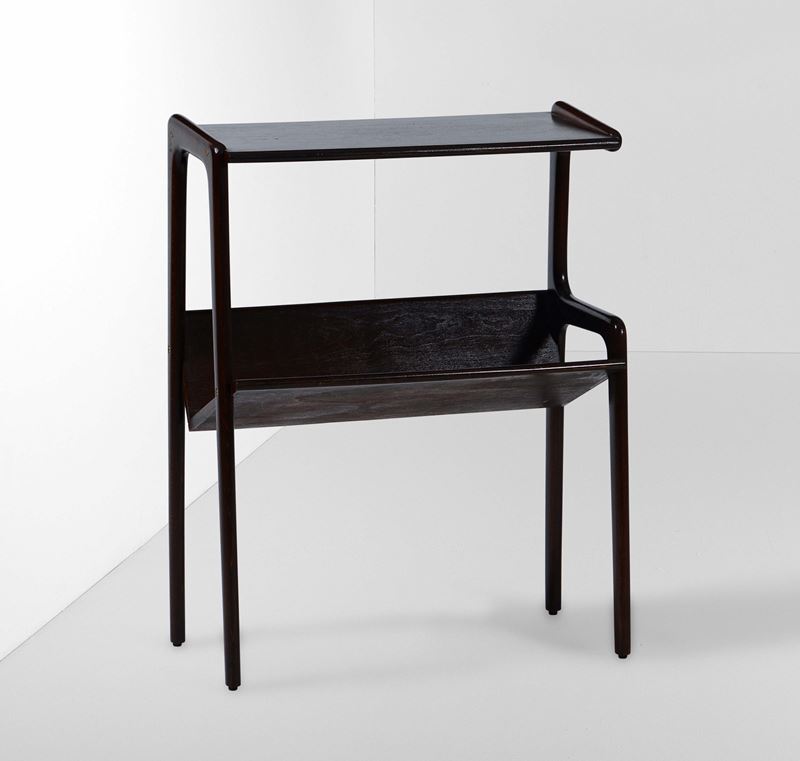 Ico Parisi : Tavolino d'appoggio con piano portariviste. Struttura in legno laccato.  - Auction Design Lab - Cambi Casa d'Aste
