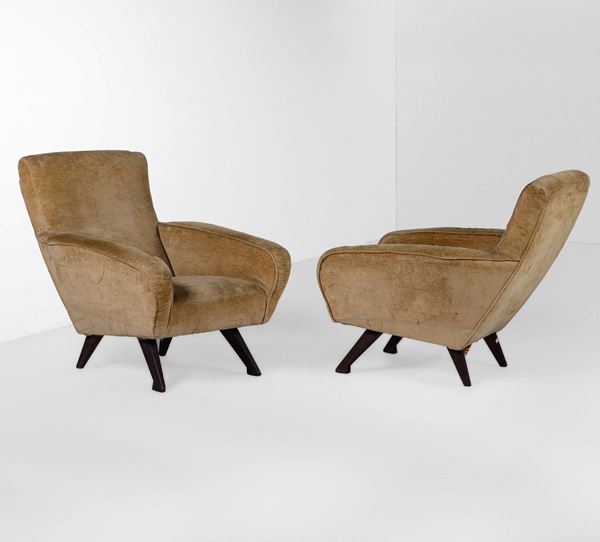 Coppia di poltrone con struttura e sostegni in legno. Rivestimento in velluto.