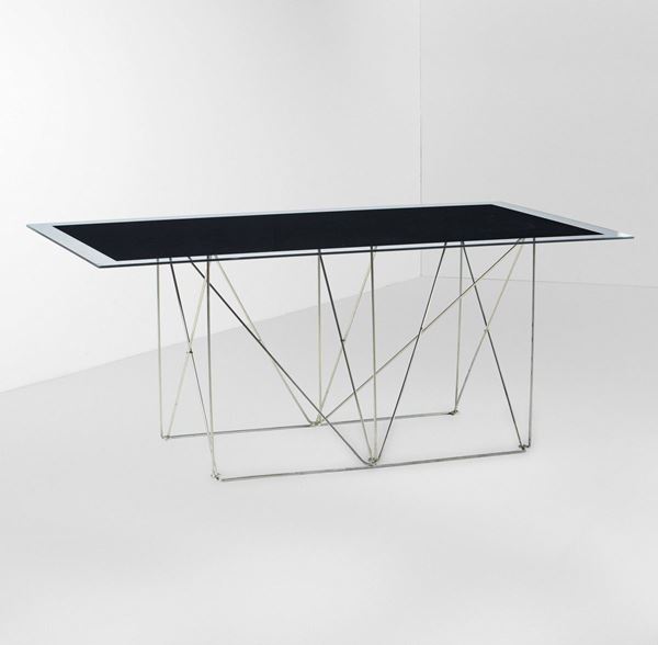 Tavolo con struttura in metallo e piano in vetro.