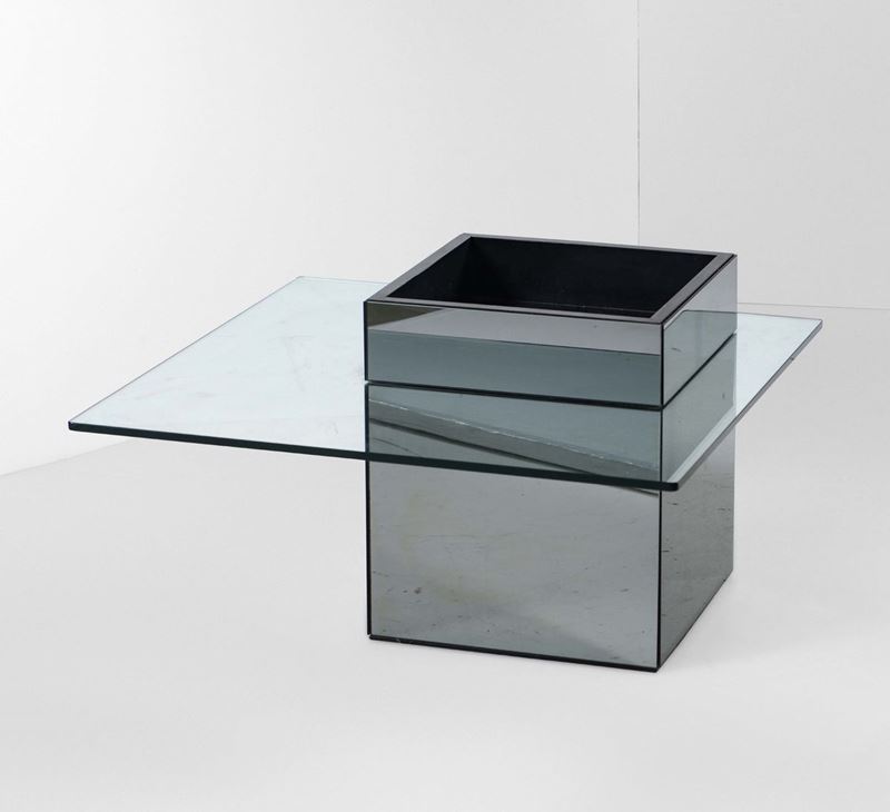 Tavolo basso con pozzetto. Struttura in metallo cromato e piano in vetro.  - Auction Design Lab - Cambi Casa d'Aste