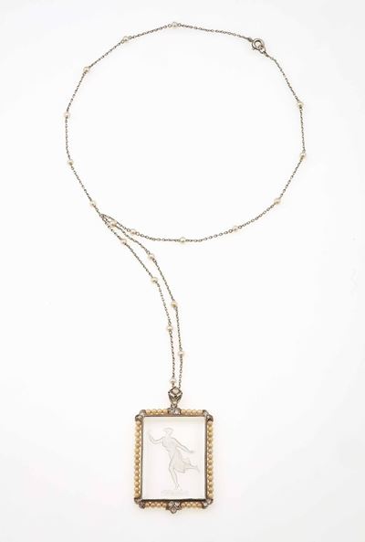 Pendente con Quarzo Inciso, Piccole Perle e Diamanti