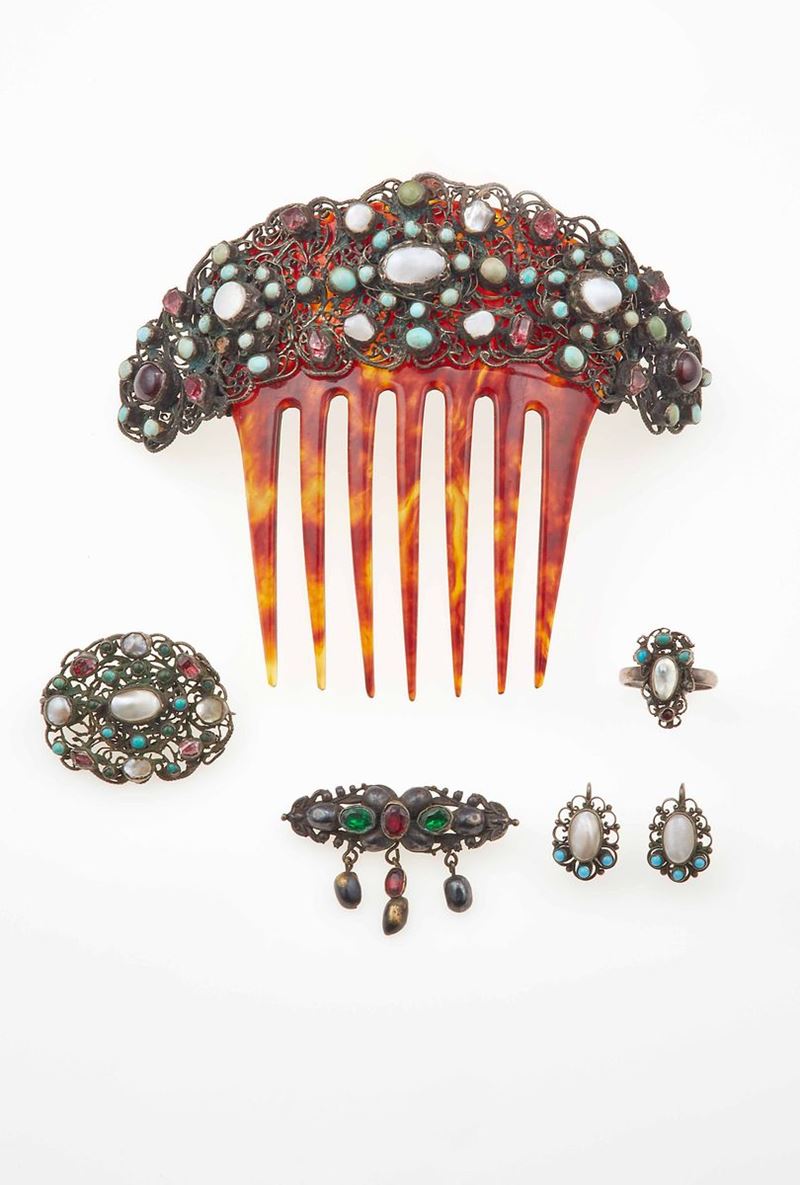 Parure composta da pettine, anello, orecchini e due spille con paste vitree e madreperla  - Auction Fine Jewels - Cambi Casa d'Aste